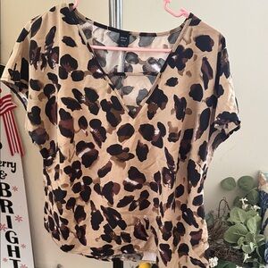 SHEIN Tan Leopard Print V‑Neck Short Sleeve Top